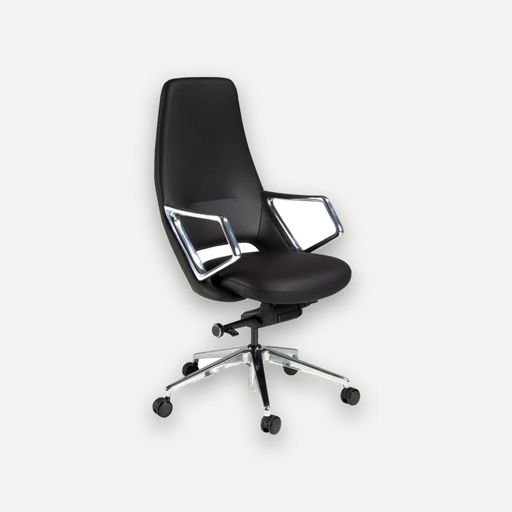 Silla oficina giratoria polipiel negro sobre fondo gris de estudio