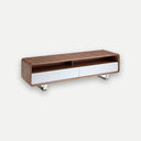 Mueble TV madera blanco, nogal y acero cromado sobre fondo gris de estudio