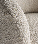 Poltrona giratória VAYRES estofada em bouclé branco, estilo minimalista