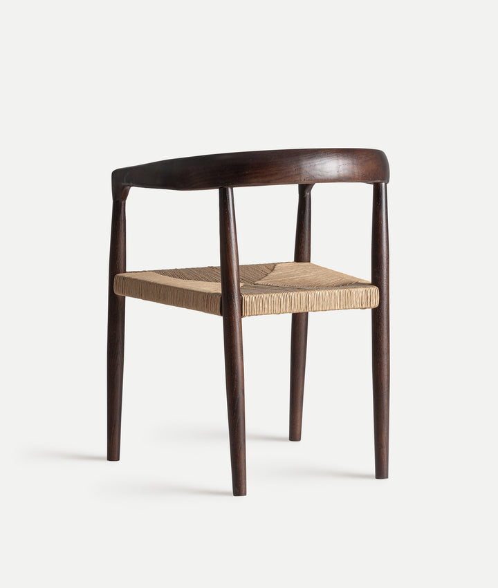 Cadeira LEYNIE elegância natural com toque moderno