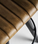 Tabouret BEFAUX en ton marron élaboré en cuir, pour compléter espaces modernes ou classiques avec un touche raffiné