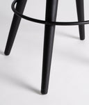 Tabouret BEFAUX en ton marron élaboré en cuir, pour compléter espaces modernes ou classiques avec un touche raffiné