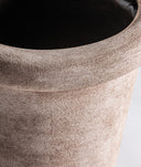 Jarra DOLLEY acabamento em cor castanha clara com textura decorativa.