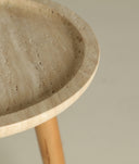Table d'appoint VIDEIX en bouleau en ton marron naturel.
