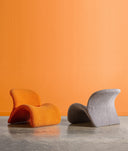 Poltrona VIANNE cinzenta em poliéster estilo art déco moderno com linhas curvas e textura canelado