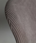 Poltrona VIANNE cinzenta em poliéster estilo art déco moderno com linhas curvas e textura canelado
