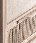 Cómoda WEURTZ de madeira de freixo em tom castanho claro combina design minimalista e elegância natural