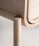 Cómoda WEURTZ de madeira de freixo em tom castanho claro combina design minimalista e elegância natural