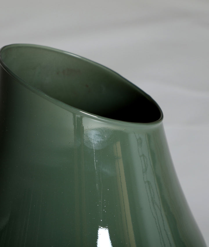 Vase ESPERANZA élaboré en verre avec un profond ton vert