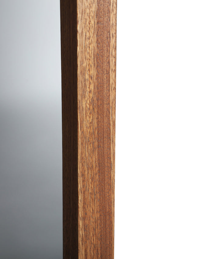 BUSK MIRROR softness and warmth in a contemporary design in brown