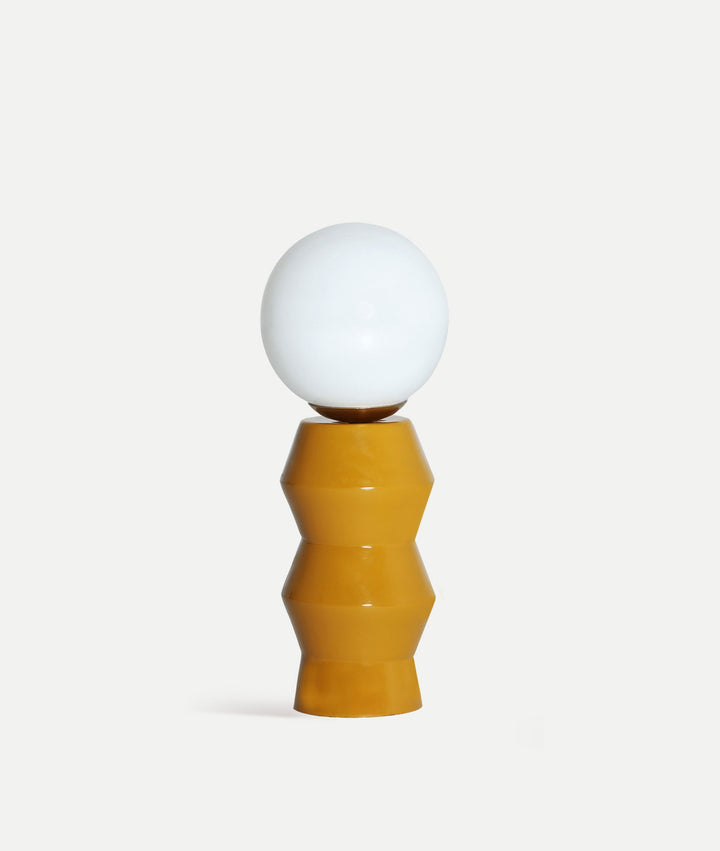 Candeeiro de mesa ORVIETO, geometria audaz com calor contemporâneo