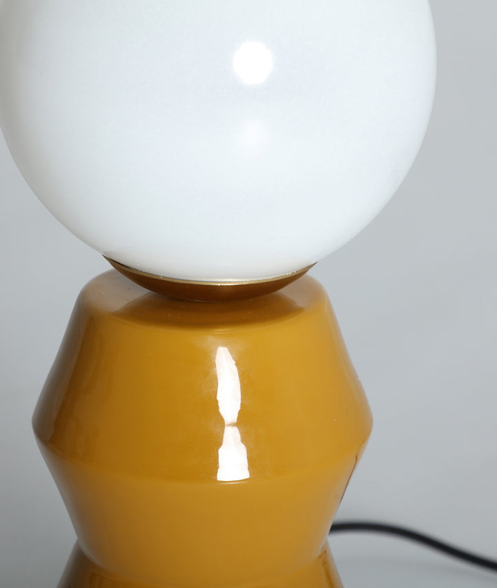 Candeeiro de mesa ORVIETO, geometria audaz com calor contemporâneo