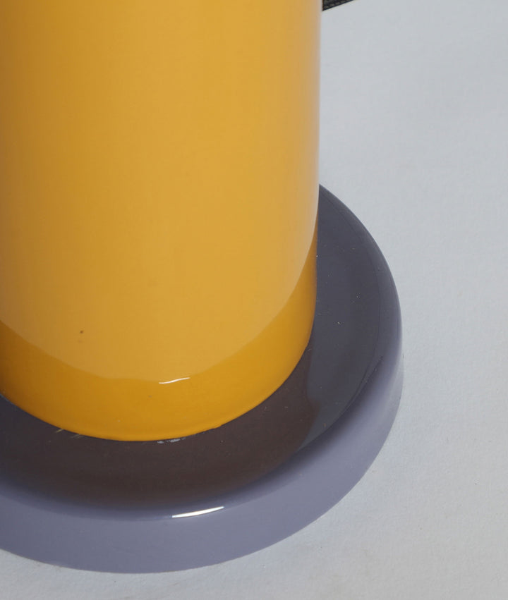 Candeeiro de mesa ALBATE roxo cor e caráter num design vibrante