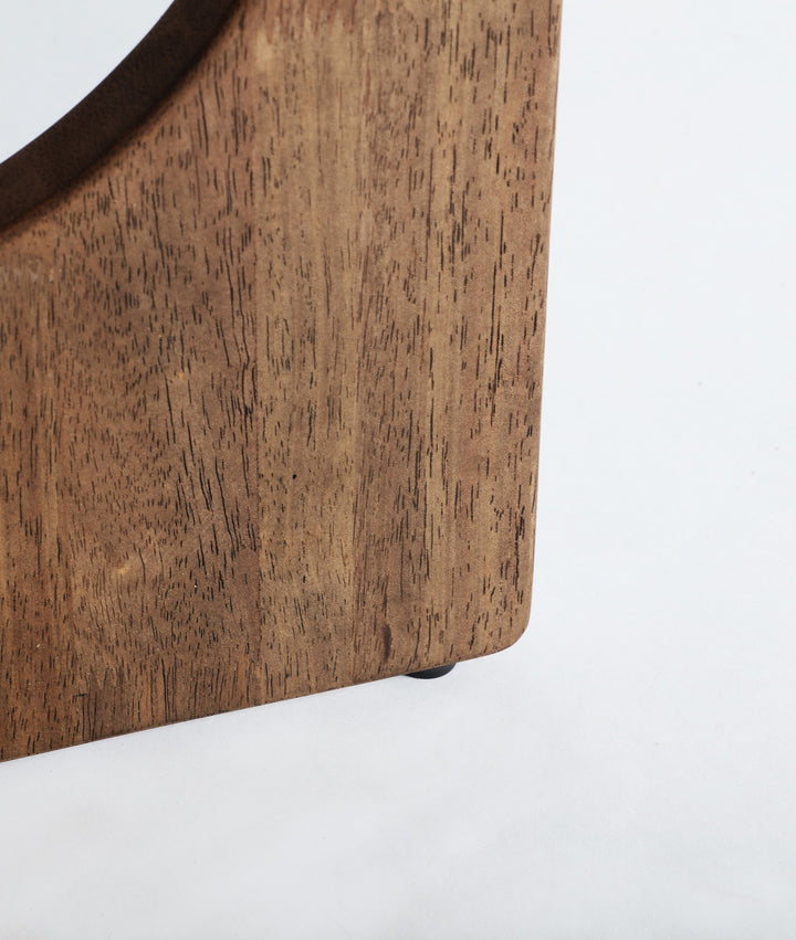 Mesa de apoio LUBECA castanha em madeira de borracha, leveza e design em cada detalhe