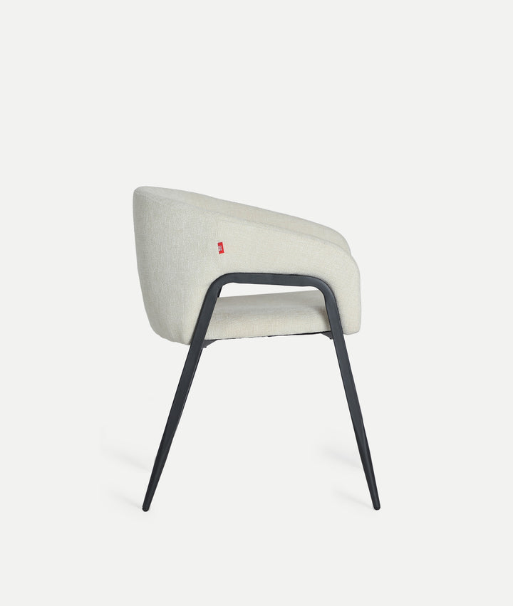 Chaise AREN design contemporain et légèreté visuel en blanc cassé
