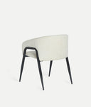 Cadeira AREN design contemporâneo e leveza visual em branca suja
