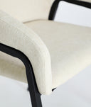 Cadeira AREN design contemporâneo e leveza visual em branca suja