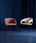 Cadeira AREN design contemporâneo e leveza visual em branca suja