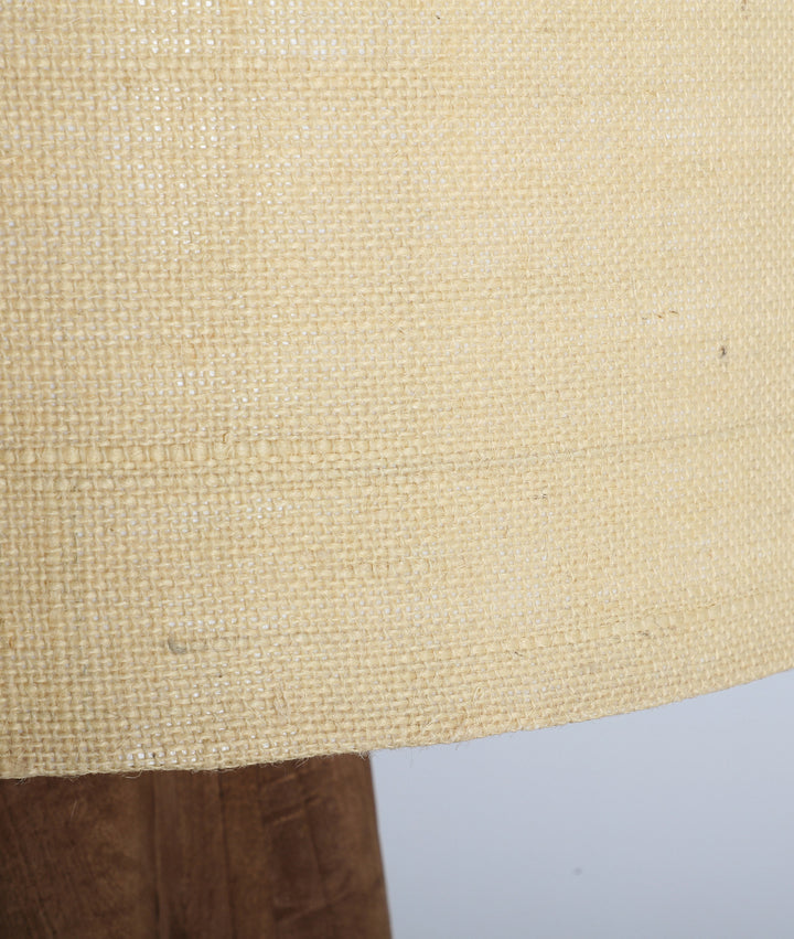 Candeeiro de mesa KEALE calor e equilíbrio em um design compacto