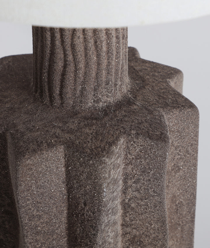 Lampe à poser ORVIK équilibre sculpturale et lumière enveloppant