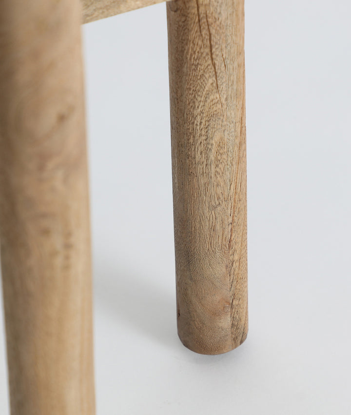 LACUANE SIDE TABLE: functional elegance and natural balance