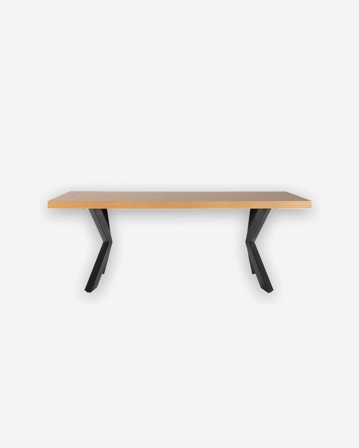 Mesa de comedor de madera chapada con patas de metal negro en forma de X