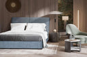 Cama tapizada con cabecero de almohadones y base rígida de 16 cm – otra vista de ambiente