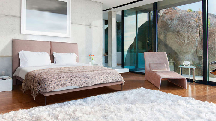 Cama tapizada con cabecero fino minimalista y base rígida de 6 cm – ambiente
