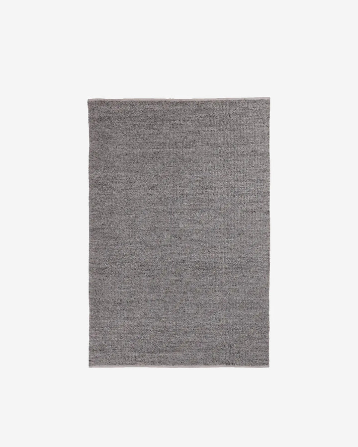 Alfombra Birma gris sobre fondo gris de estudio