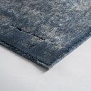 Alfombra de viscosa en color azul petróleo – detalle