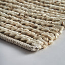 Alfombra de yute y algodón en color beige – detalle