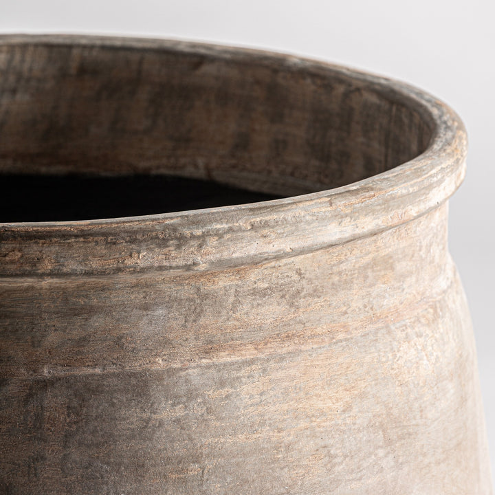 Ánfora decorativa de hormigón armado en tonos neutros – detalle