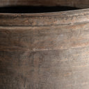 Ánfora decorativa de hormigón armado en tonos neutros – detalle