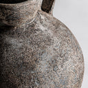 Ánfora decorativa de terracota en tonos oscuros – detalle