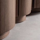 Aparador de chapa de nogal y MDF en color marrón natural – detalle