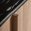 Aparador de madera de roble y mármol en color marrón claro 240 x 62 x 56 cm – detalle