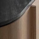Aparador de madera de roble y mármol en color marrón claro 240 x 63 x 57 cm – detalle