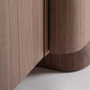 Aparador de MDF y chapa de nogal en color marrón – detalle