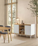 Aparador de laminado blanco y patas de madera, 150 cm en ambiente decorado