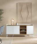 Aparador de laminado blanco y patas de madera, 180 cm en ambiente decorado