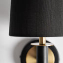 Aplique de pared de acero y poliéster en color negro – detalle