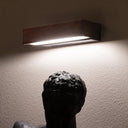 Aplique de pared de aluminio y acero en color marrón – detalle