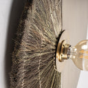 Aplique de pared de latón y hierro en color dorado – detalle