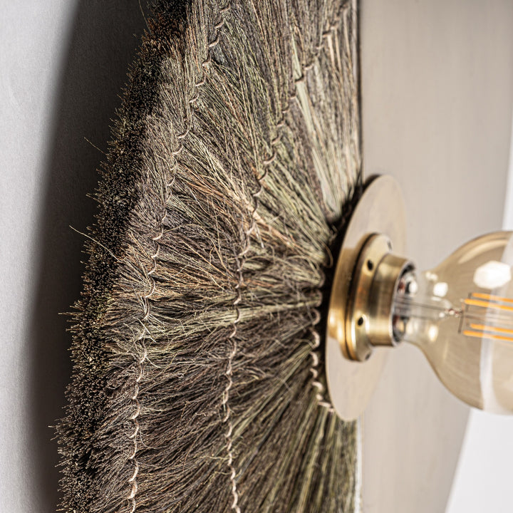 Aplique de pared de latón y hierro en color dorado – detalle