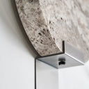 Aplique de pared de mármol y acero en color gris – detalle