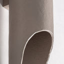 Aplique de pared de papel maché y hierro en color arena – detalle