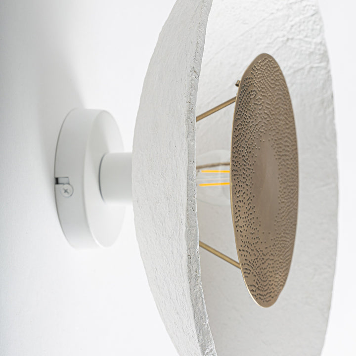 Aplique de pared de papel maché y hierro en color blanco roto – detalle