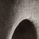 Aplique de pared de papel maché y hierro en color topo – detalle