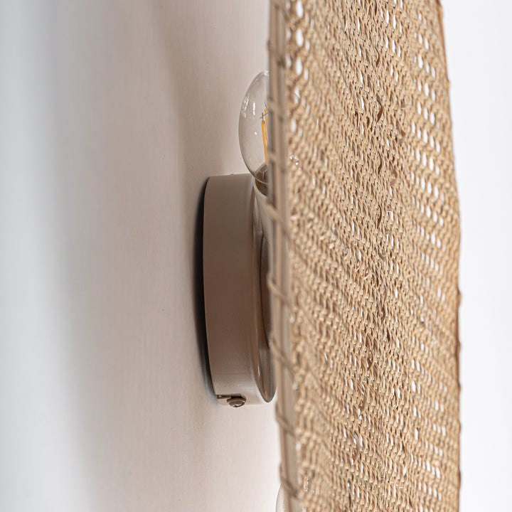 Aplique de pared de ratán y hierro en color beige – detalle