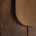 Armario de chapa de roble y MDF en color marrón teñido – detalle